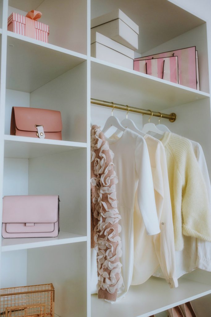 aufgeräumter Kleiderschrank